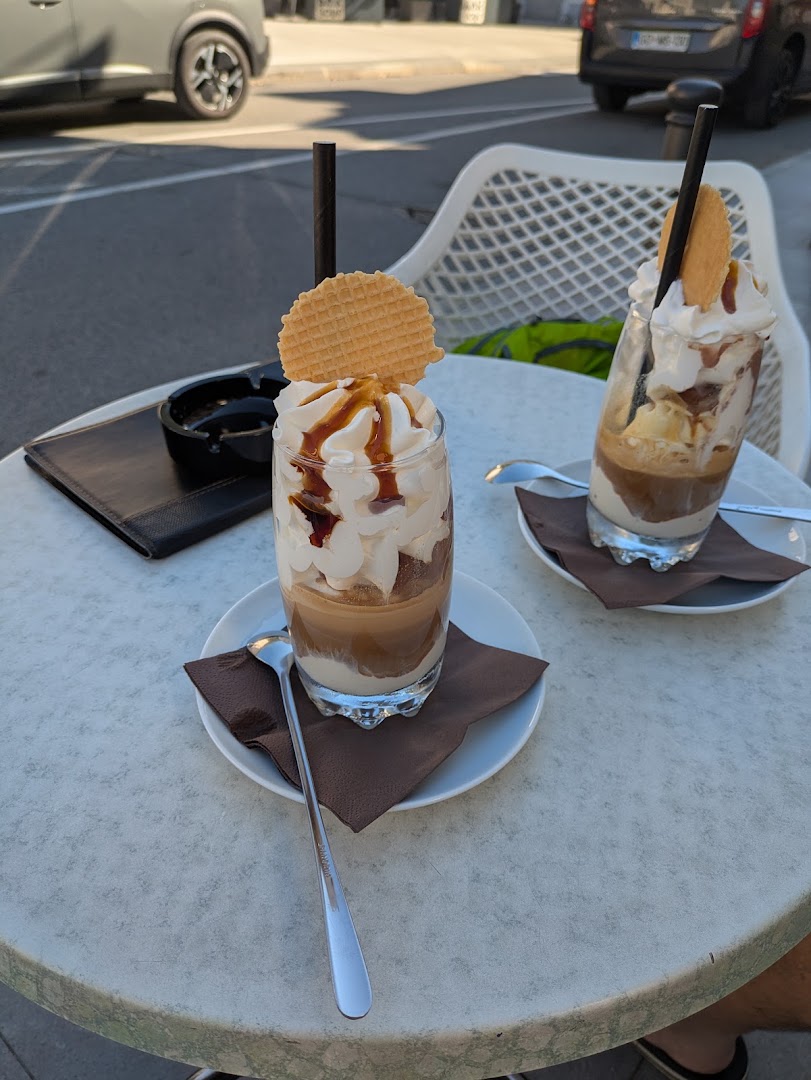 Kavarna 1920: appetizing photo of served drinks