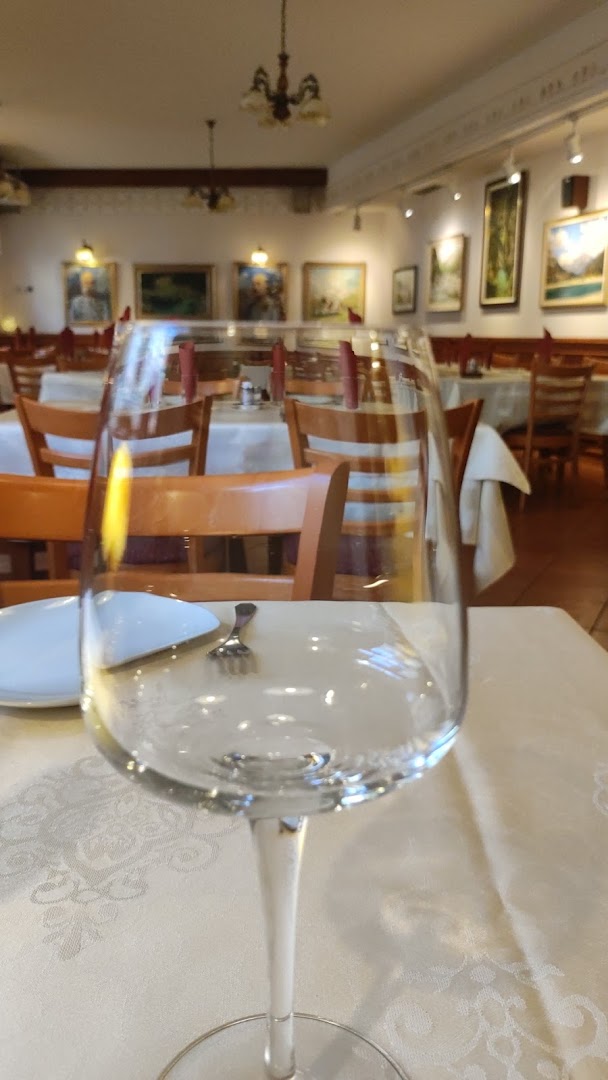 Martinov hram: clear shot of restaurant interior