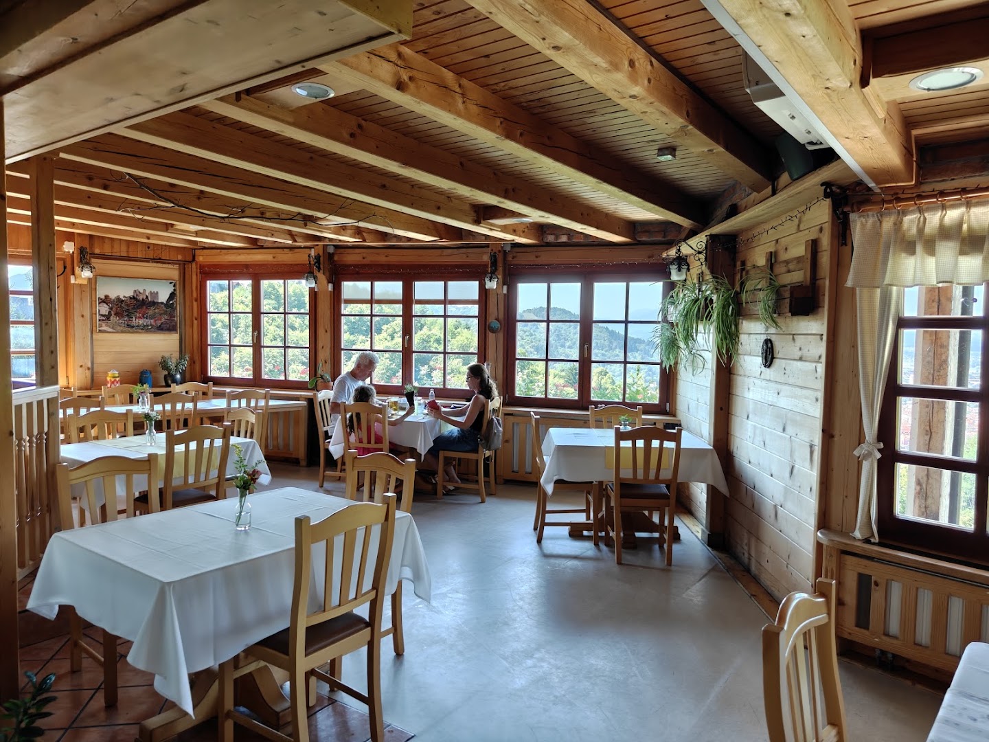 Gostilna pri Kmetec: inviting and clear restaurant interior