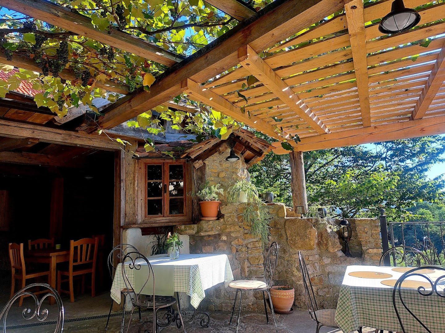 Gostilna pri Kmetec: beautiful, inviting restaurant terrace photo