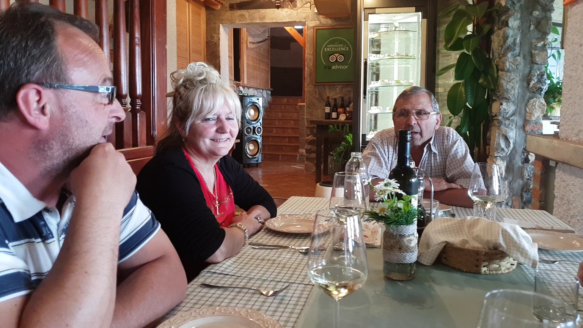 Gostilna pri Kmetec: guests enjoying the atmosphere