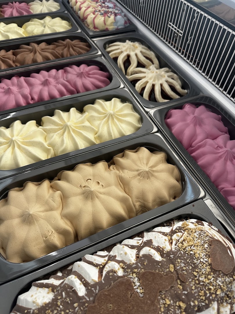 Kavarna Nova: appetizing display of ice cream