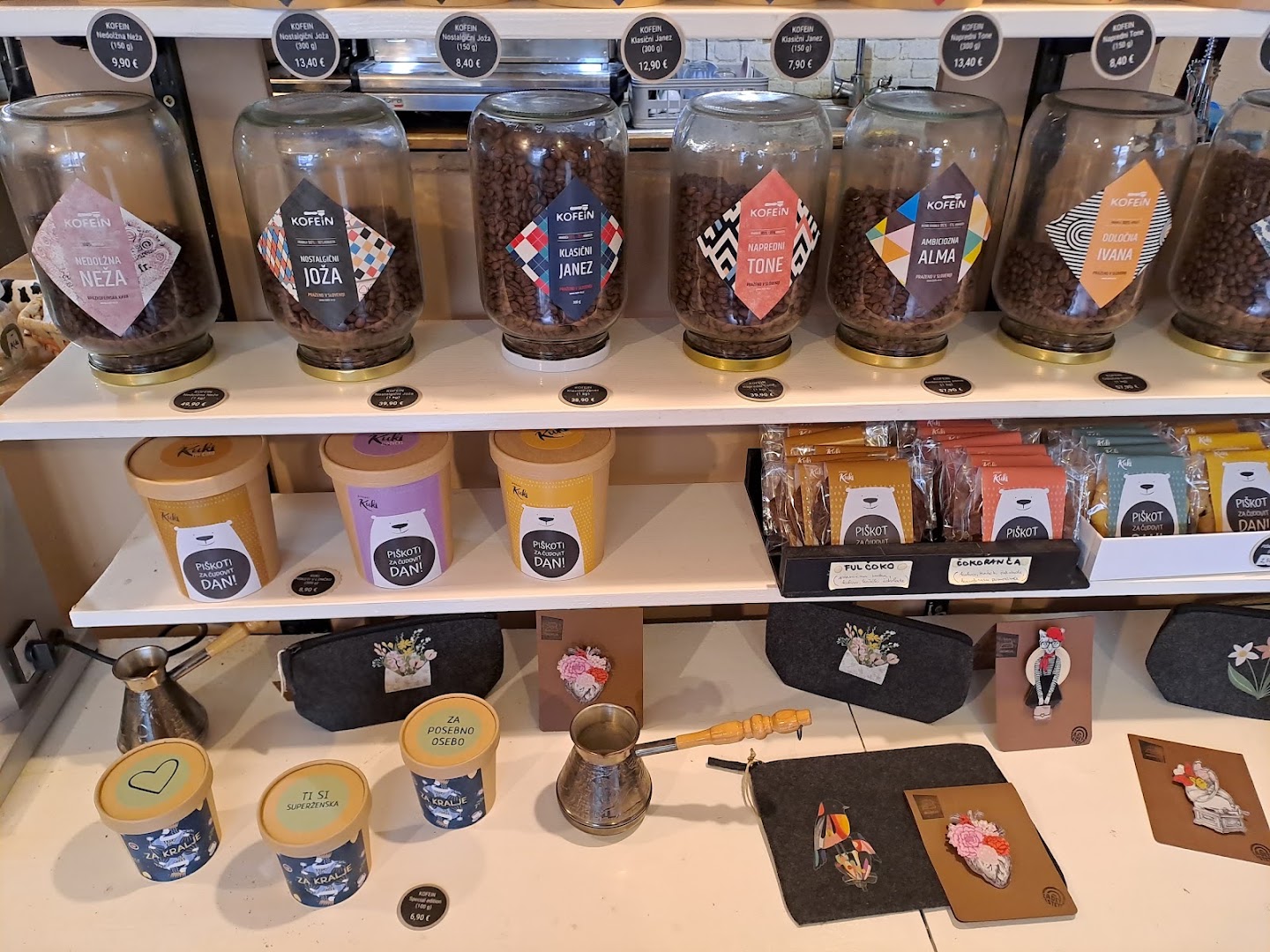 Kofe-in: clear display of venue products