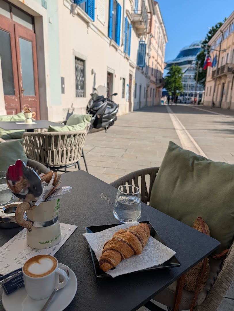 Caffè Verde: inviting outdoor terrace atmosphere