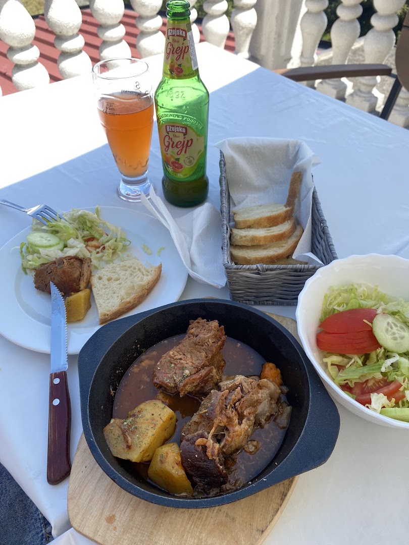Castra: appetizing food and drink presentation