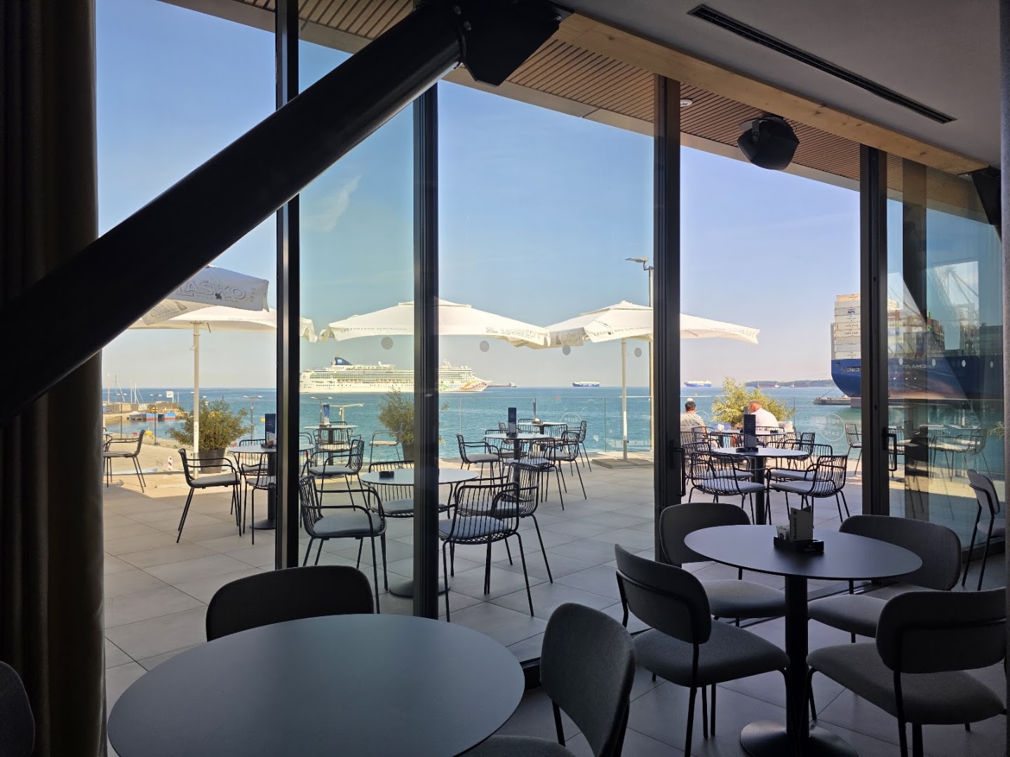 Port View Café: attractive view and inviting atmosphere