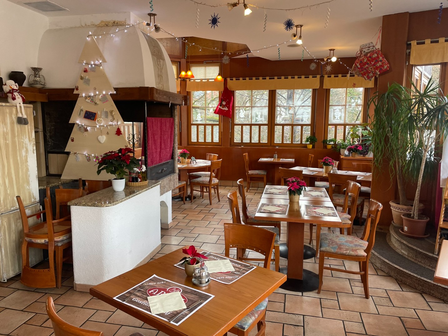 Gostilna Arvaj: clear, inviting restaurant interior shot