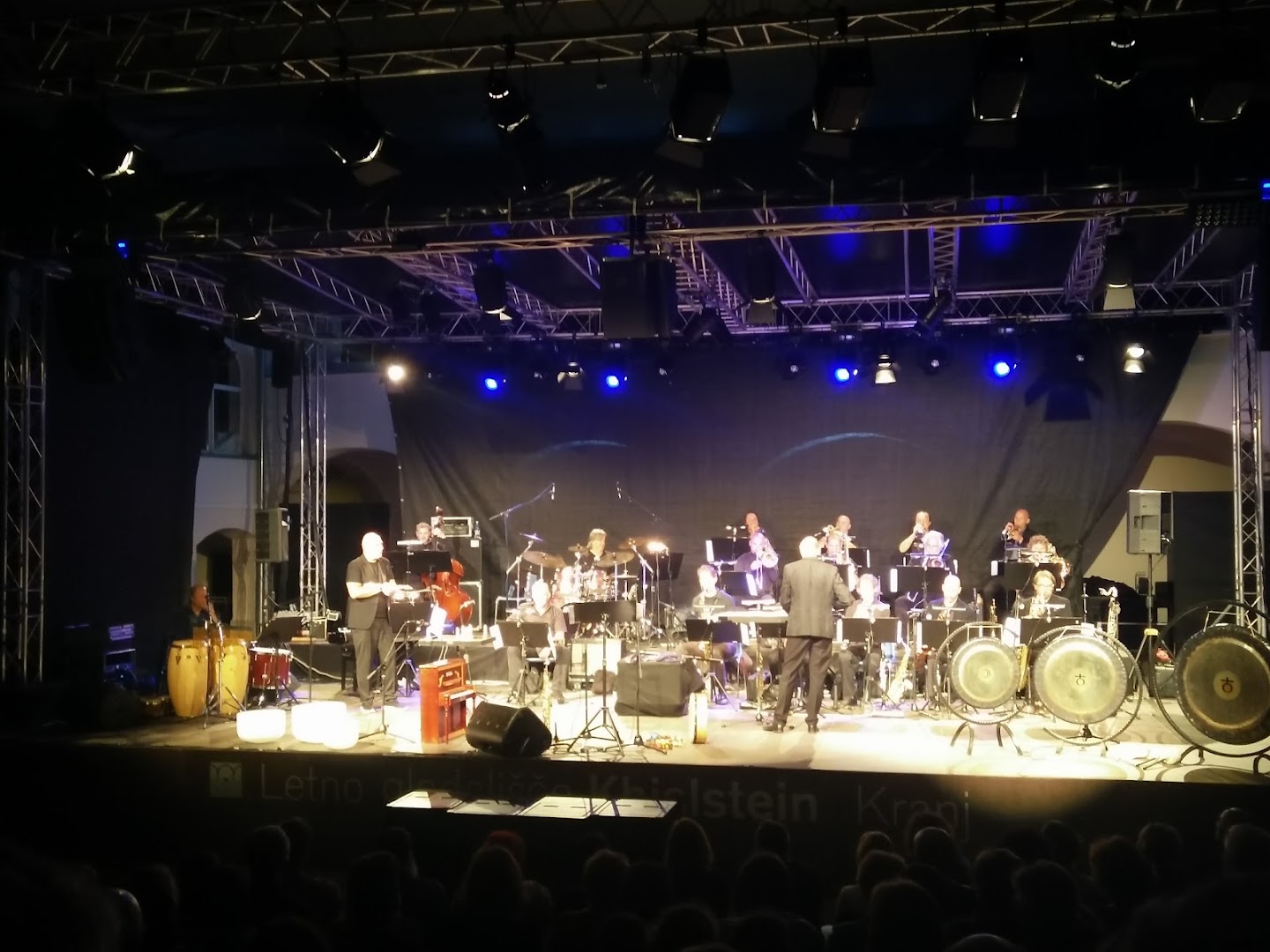 Kavarna Khislstein: live performance atmosphere well