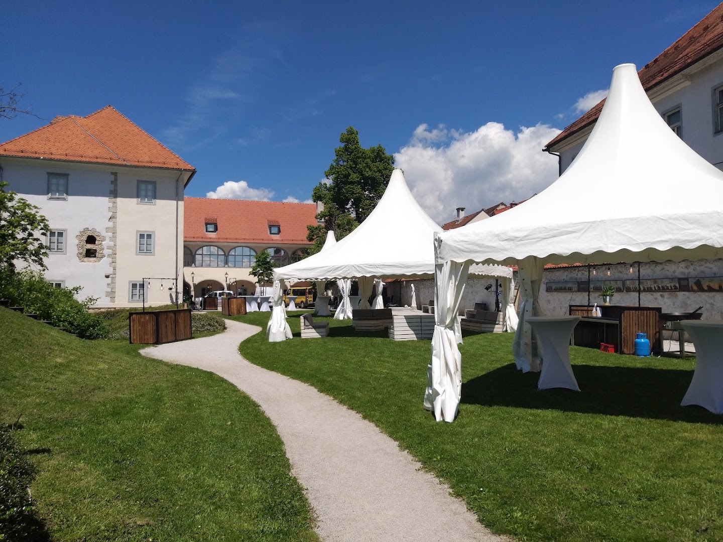 Kavarna Khislstein: attractive outdoor terrace and atmosphere