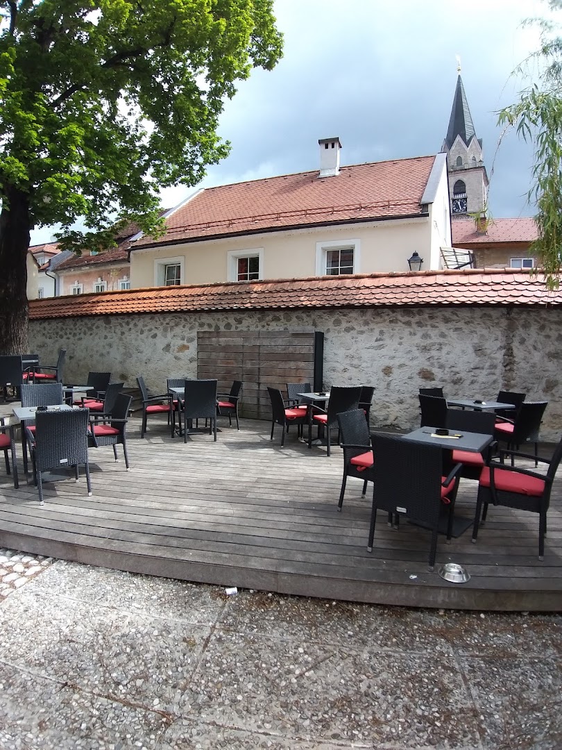 Kavarna Khislstein: clear photo of venue terrace
