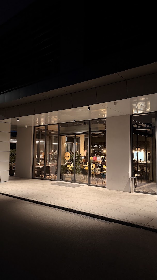Projekt Burger: clear, professional exterior restaurant shot