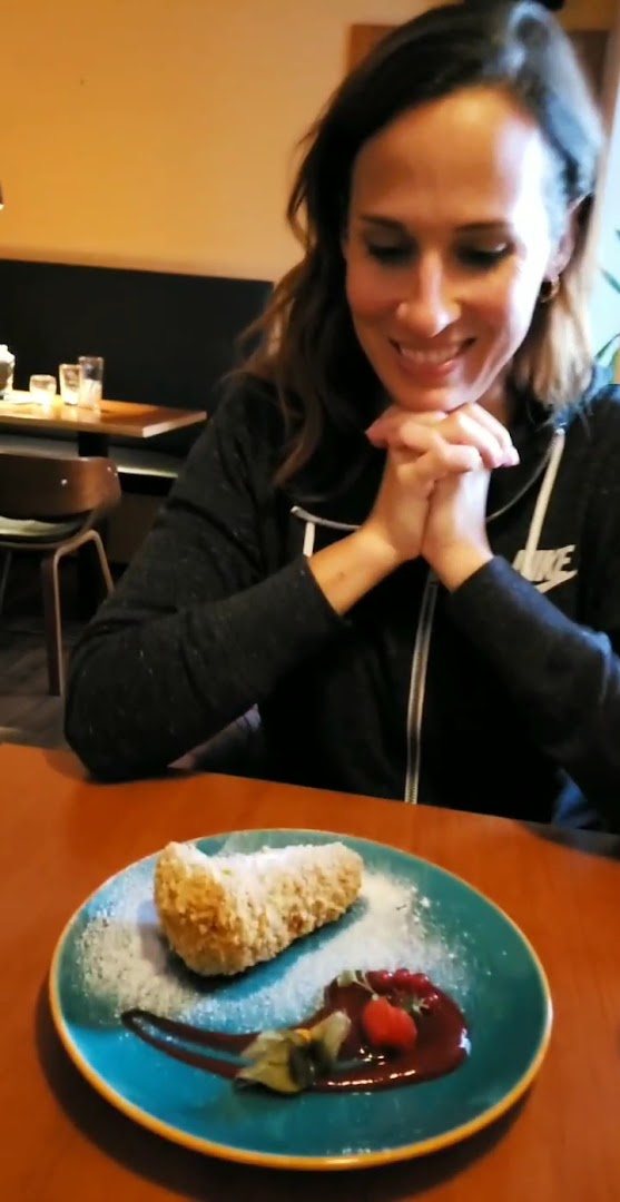 Projekt Burger: appetizing food and happy guest
