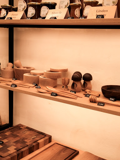 Domačija 1850: clear display of shop products