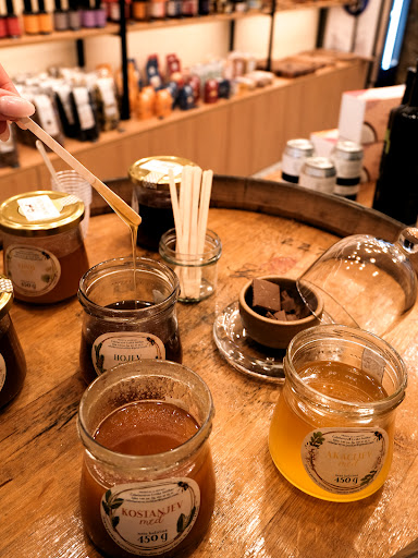 Domačija 1850: appealing product display and atmosphere