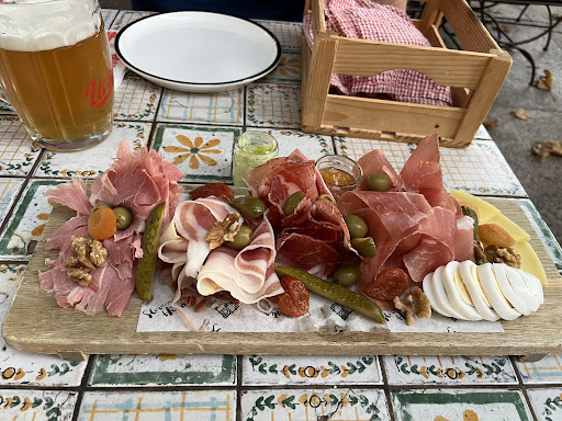 Slovenska Hiša Figovec: appetizing food presentation and setting