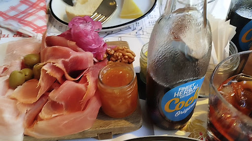 Slovenska Hiša Figovec: appetizing food and drink presentation