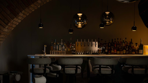 Silk & Fizz: atmospheric and professional bar interior