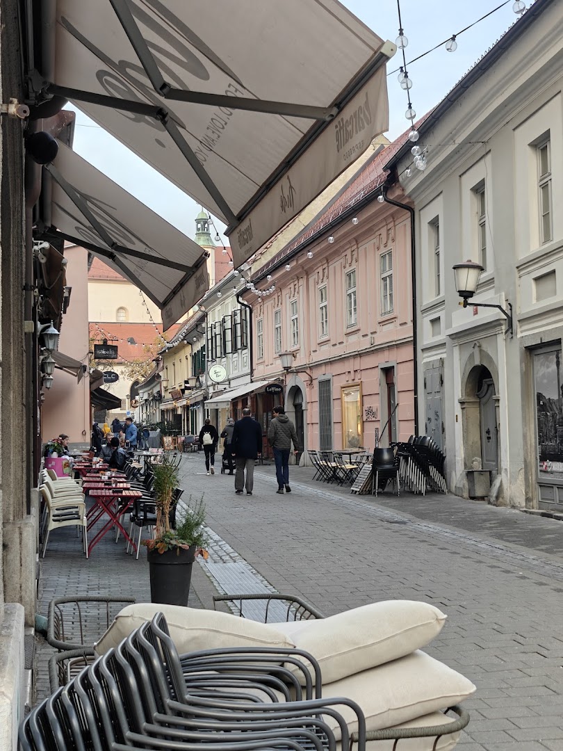 Fudo: inviting street terrace atmosphere