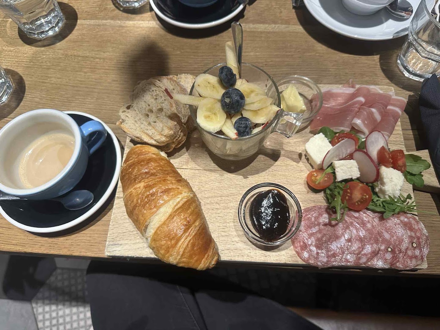 Isabella: appetizing photo of breakfast food
