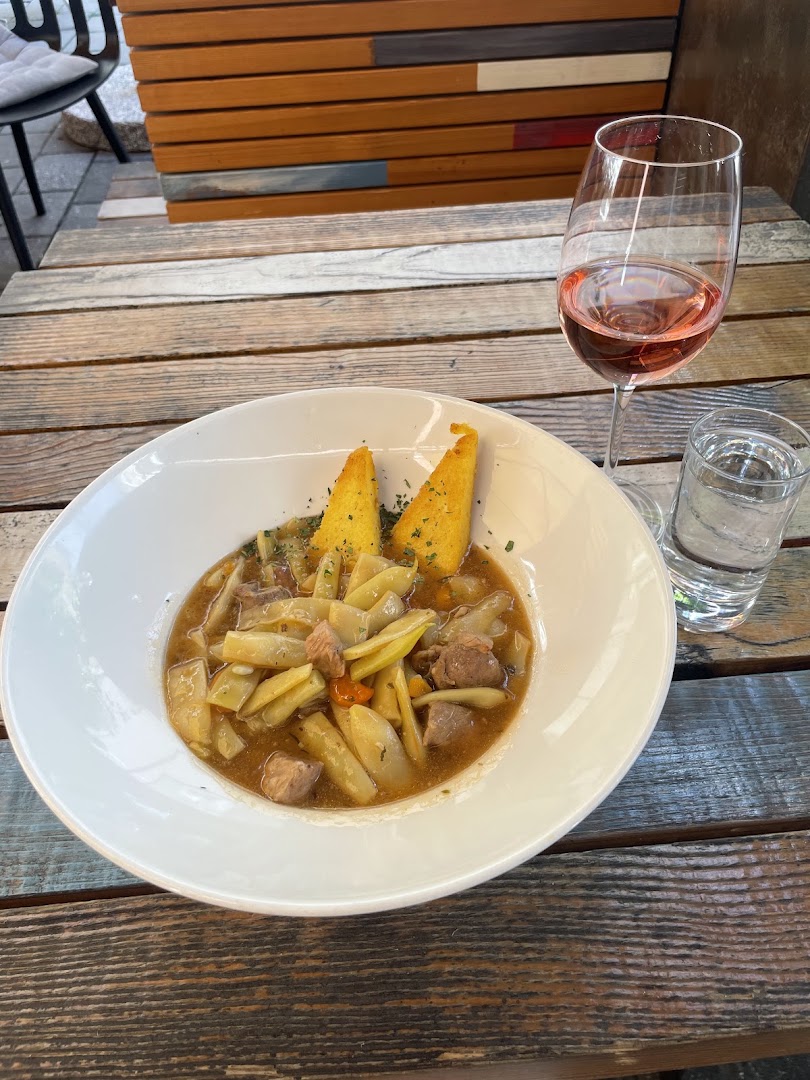 Malca Mimogrede: appetizing food and drink presentation