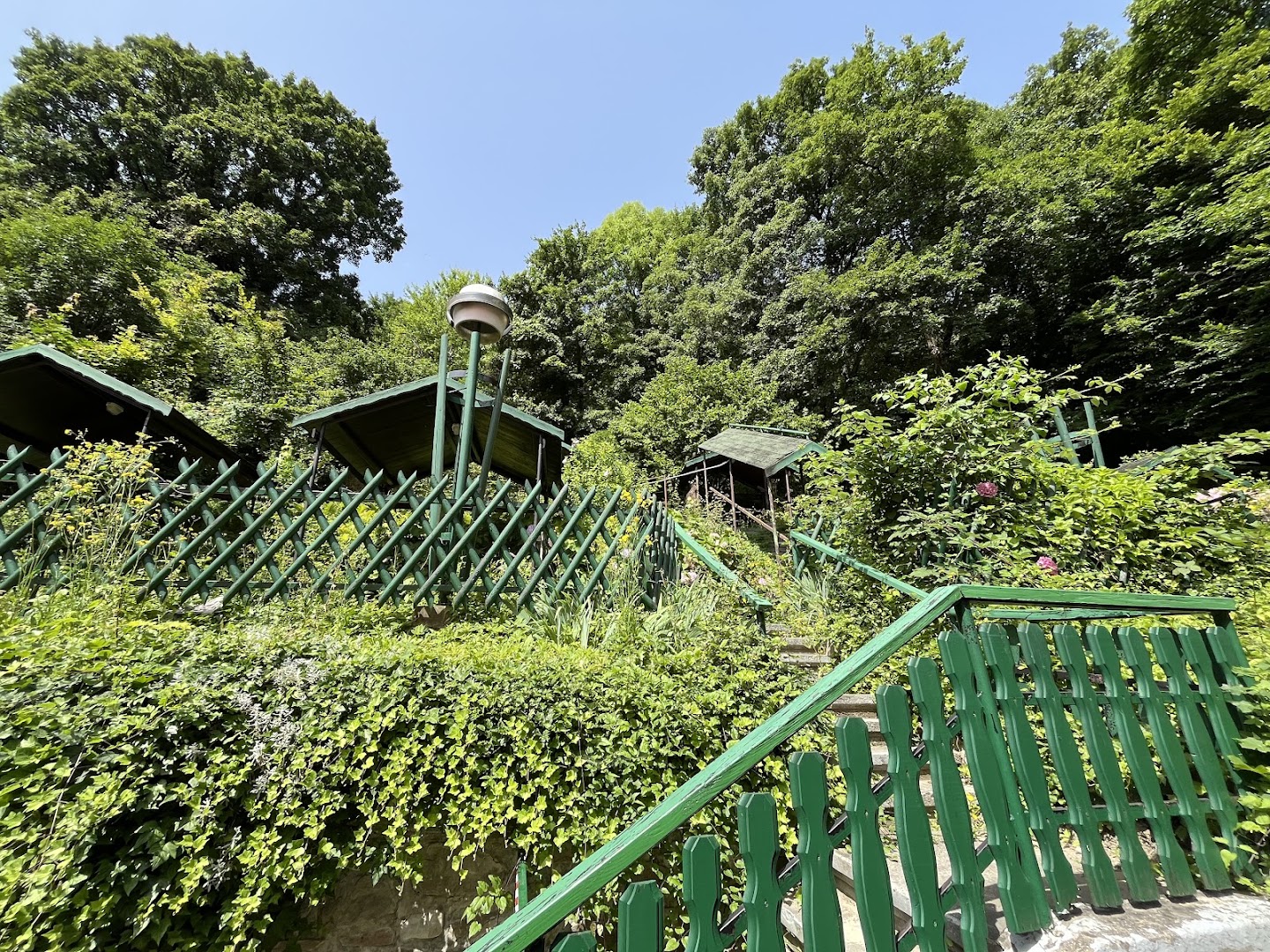 Gostilna Pri Treh Ribnikih: attractive outdoor restaurant terrace area