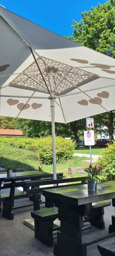 Gostilna Pri Treh Ribnikih: inviting outdoor terrace seating area
