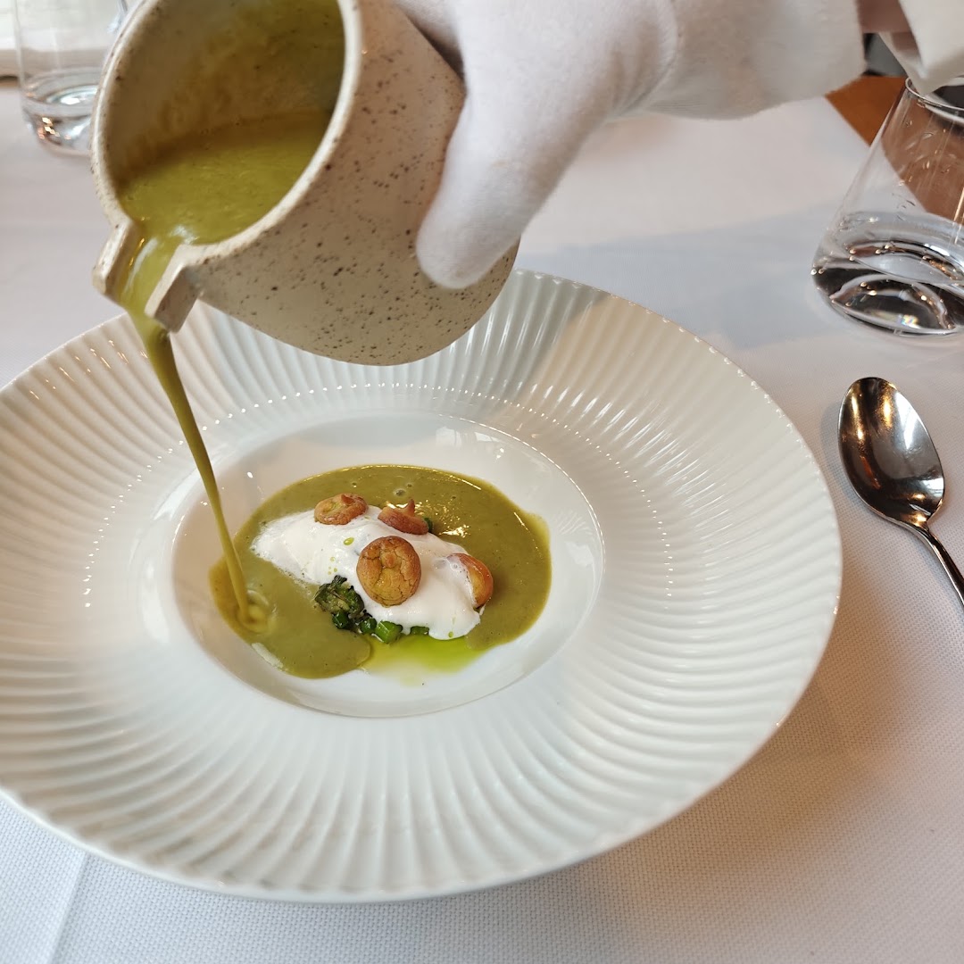 Restavracija Sedem: professional food presentation and service