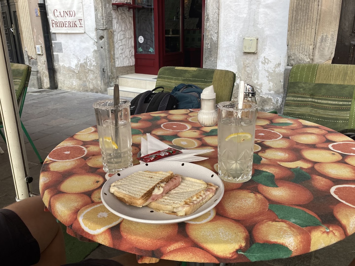Kava Bar Sima: food and drink setting