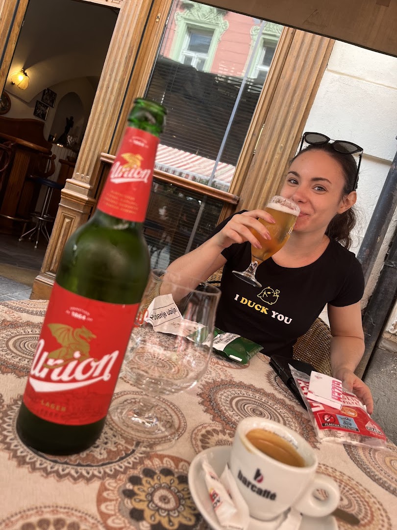 Kava Bar Sima: happy customer enjoying drinks
