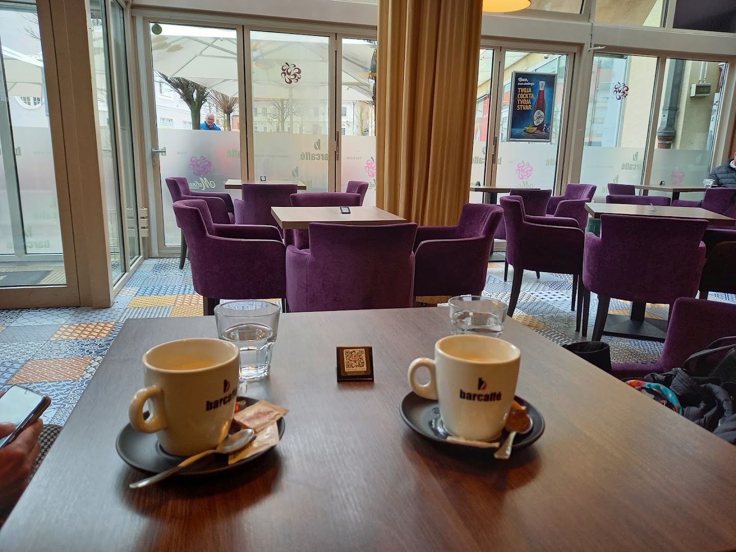 Kavarna Malina: inviting atmosphere and clear composition