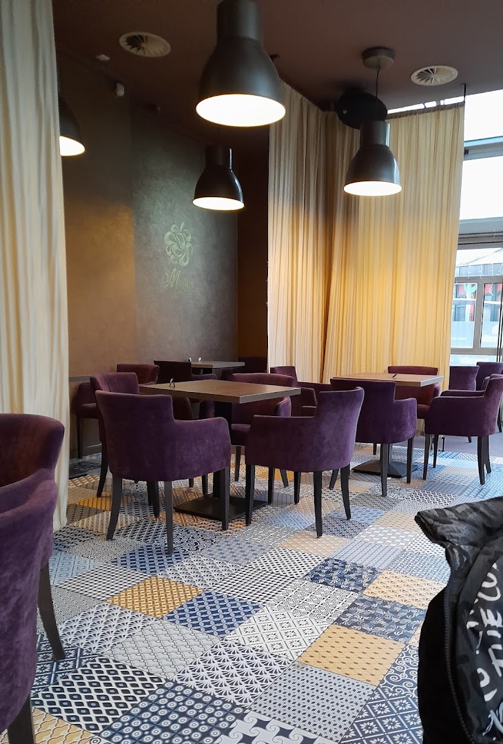 Kavarna Malina: clear, inviting interior atmosphere