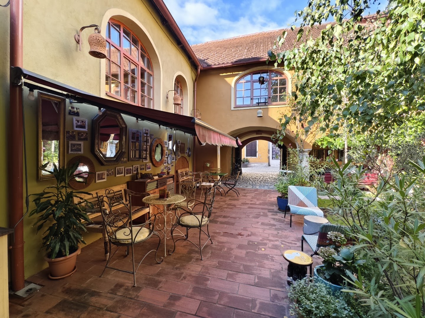 MuziKafe: attractive and inviting terrace atmosphere