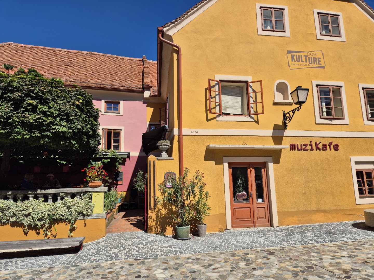 MuziKafe: clear, inviting exterior shot