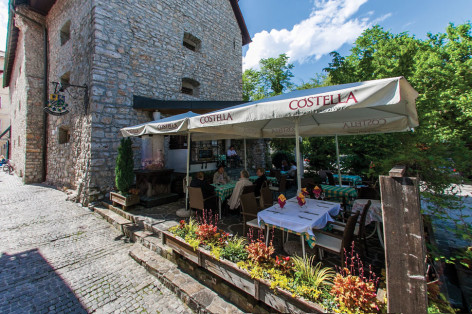 Gostilna Kašča: inviting outdoor terrace dining area