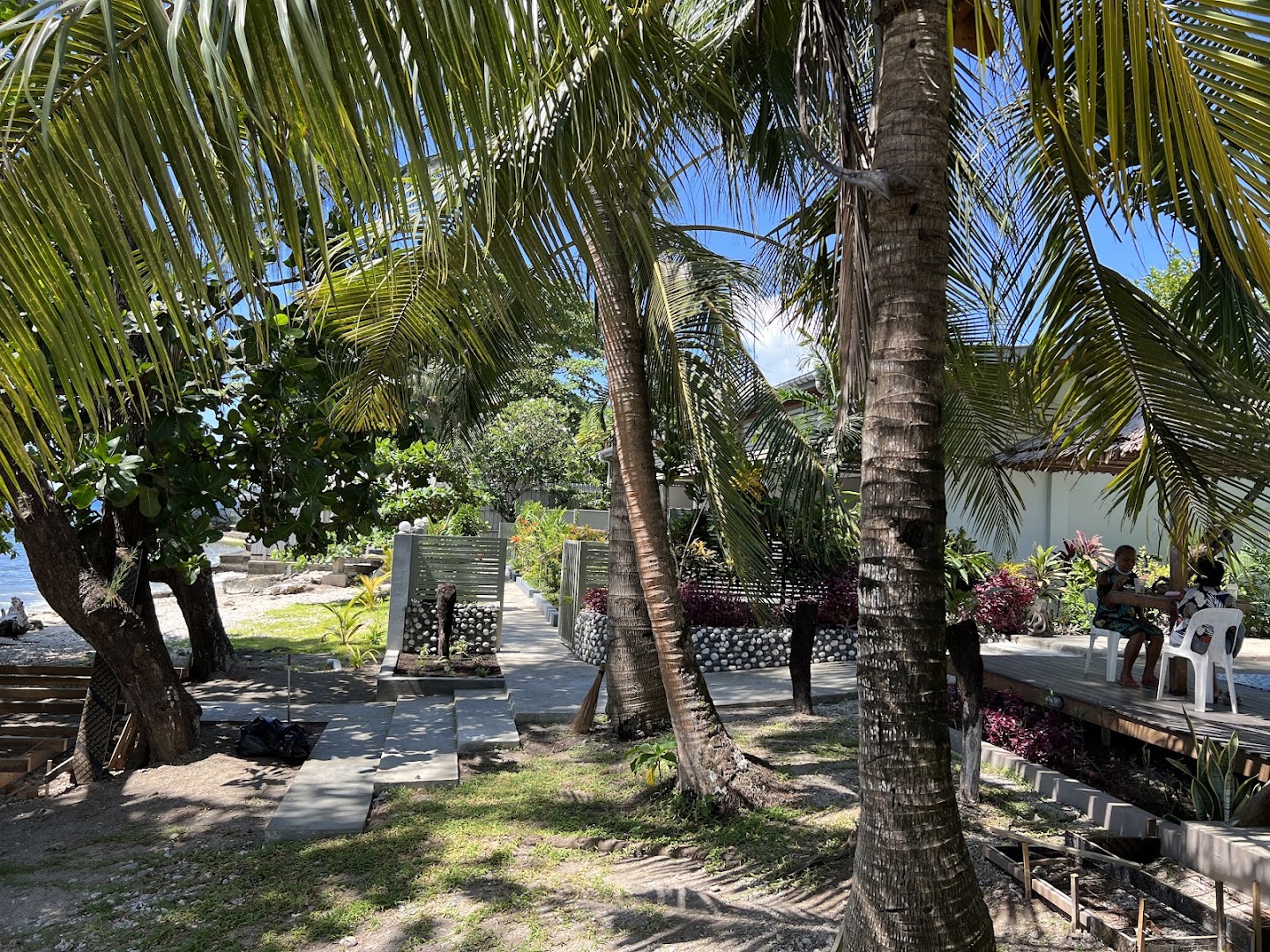 Mambo Juice!: inviting outdoor venue atmosphere