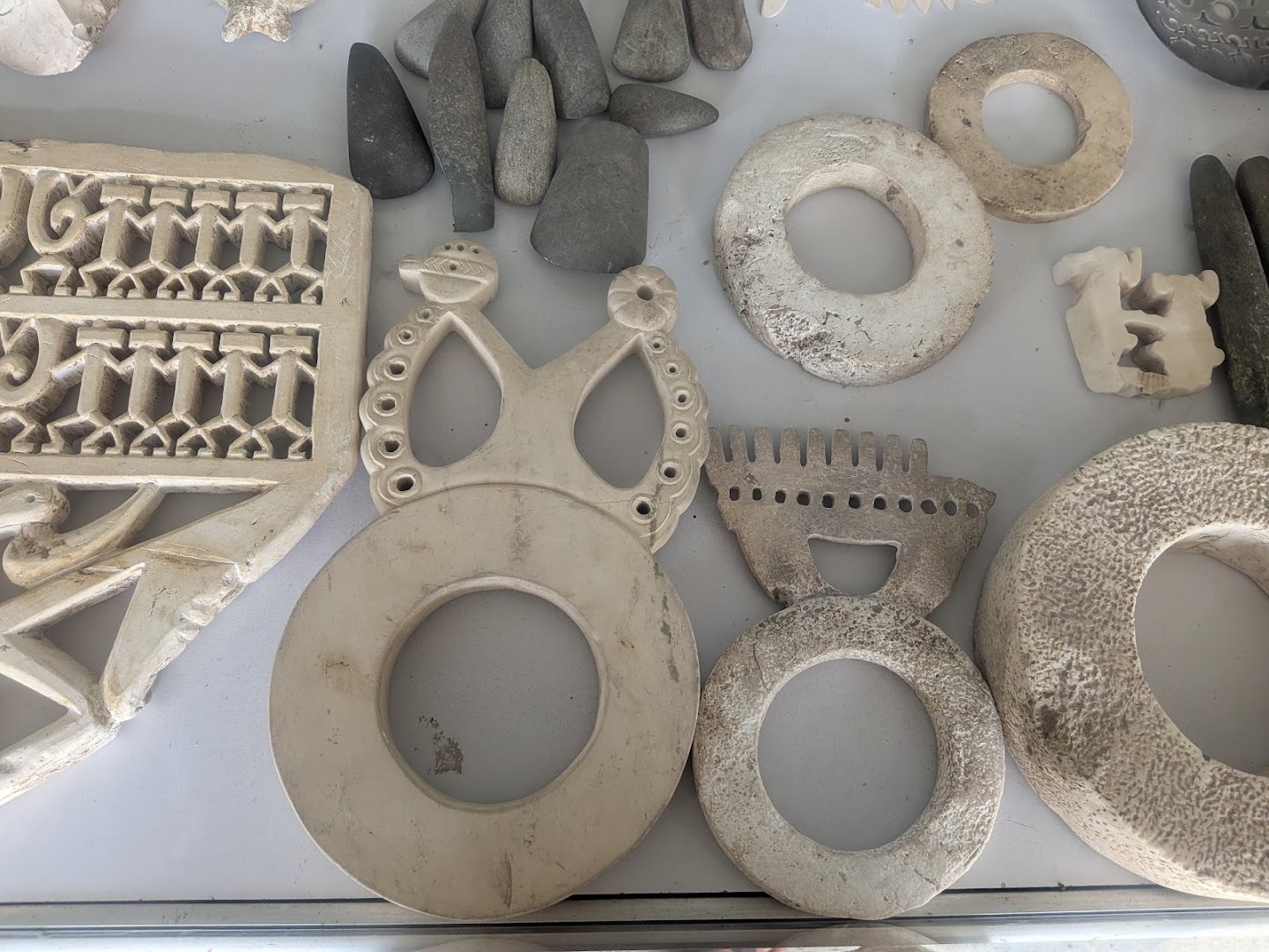 National Art Gallery: clear display of museum artifacts