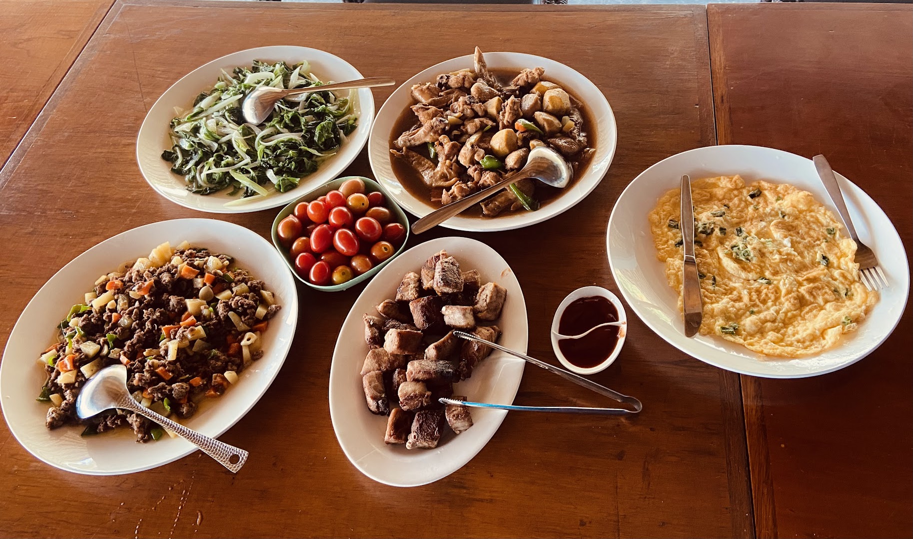 Raiders Hotel & Dive: appetizing display of restaurant food