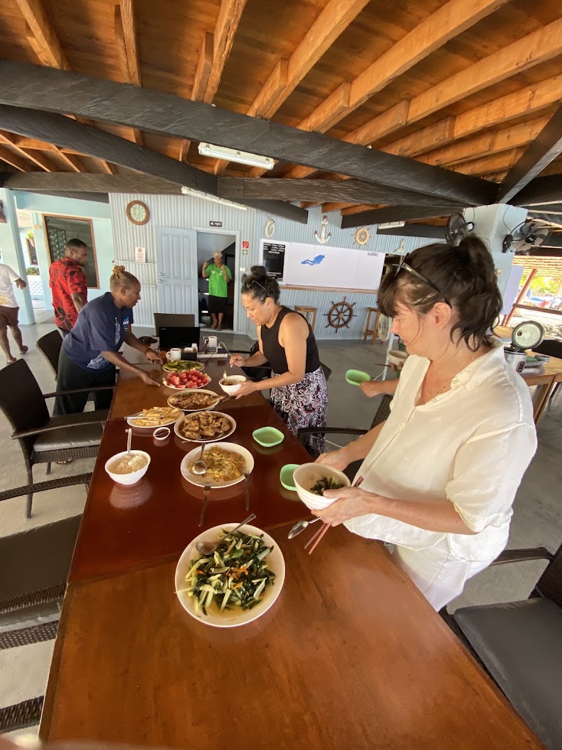 Raiders Hotel & Dive: guests enjoying the food