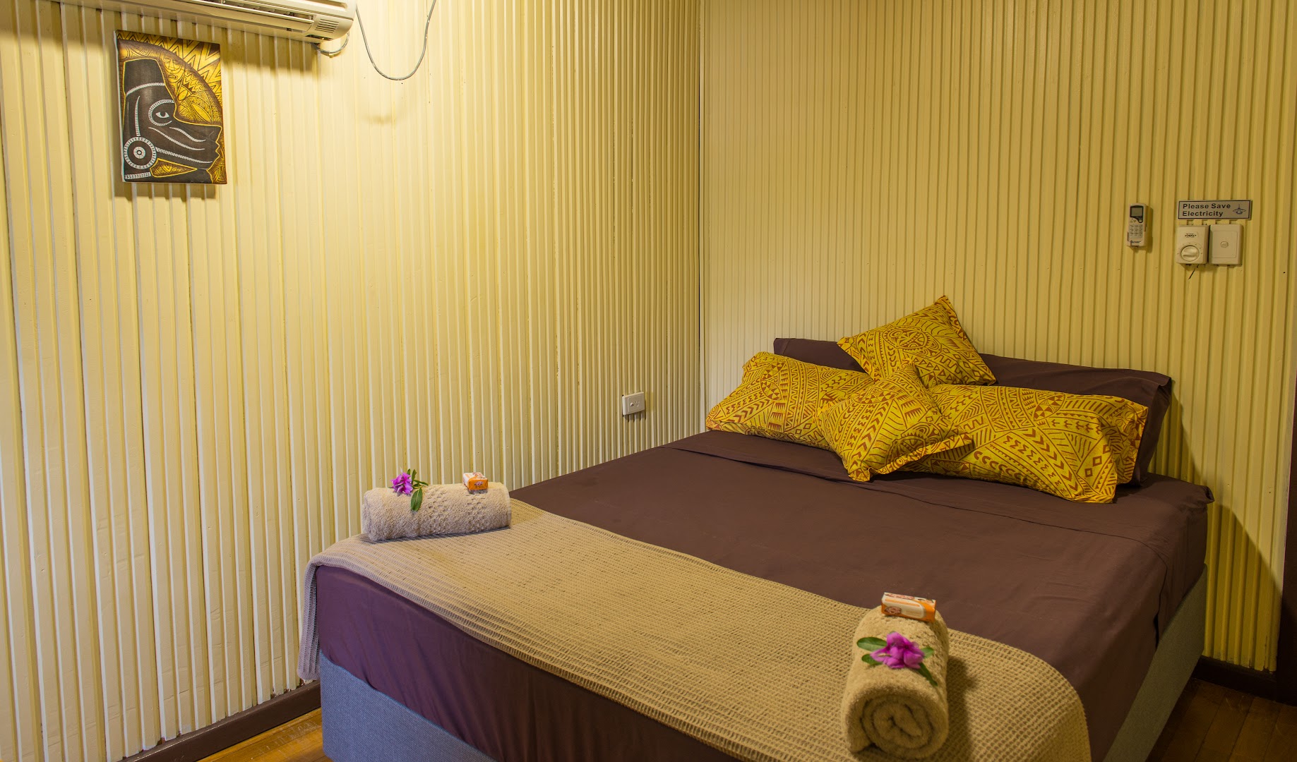 Raiders Hotel & Dive: clean and inviting hotel room