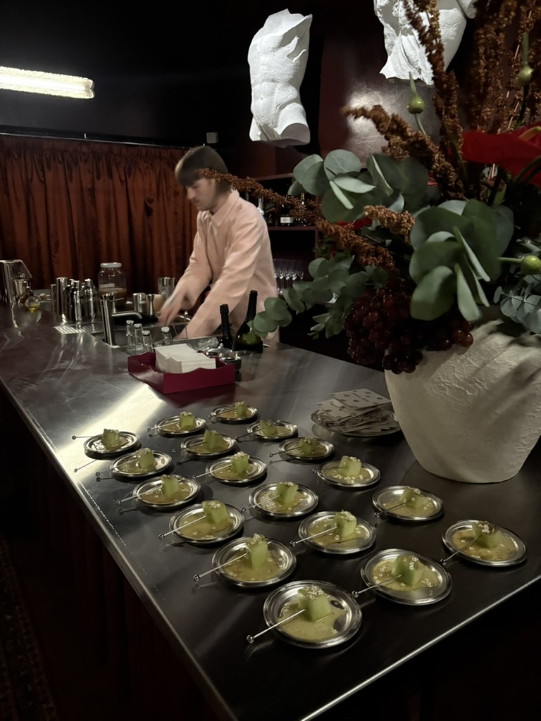 Akra Bar: bar atmosphere and service