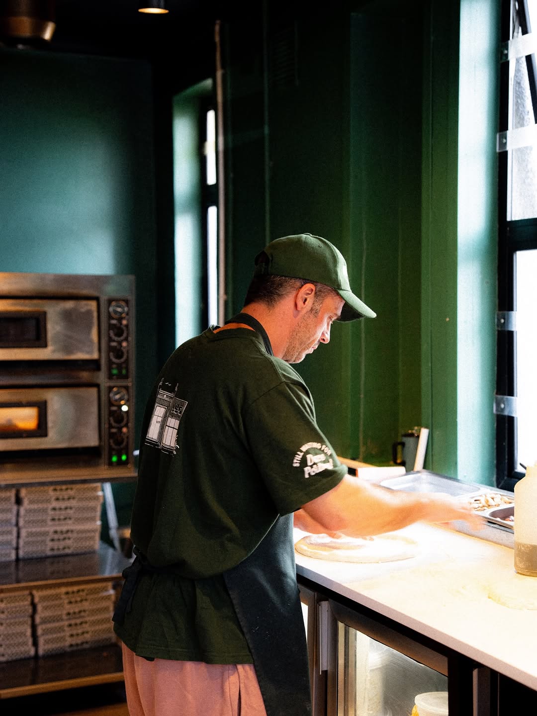 Alfi Pizza: professional photo of staff cooking