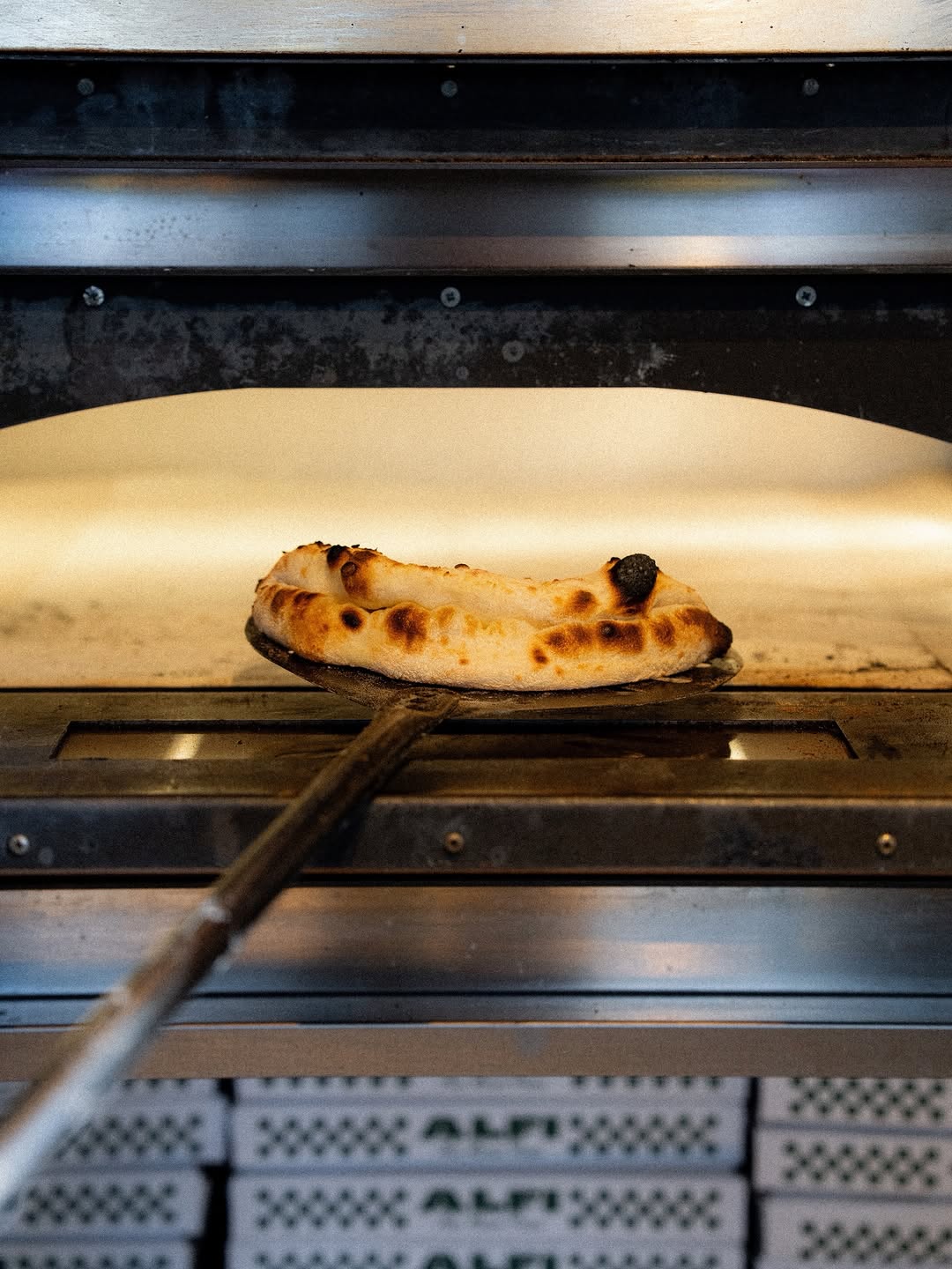 Alfi Pizza: appetizing pizza in professional setting