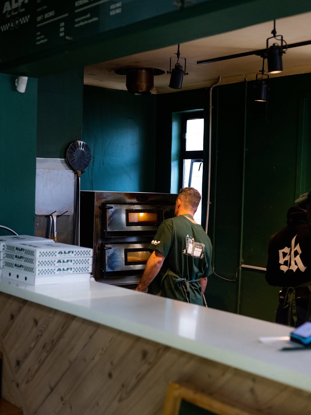 Alfi Pizza: professional shot of kitchen staff