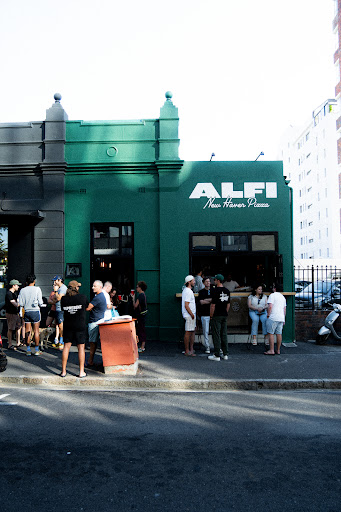 Alfi Pizza: inviting atmosphere and clear exterior