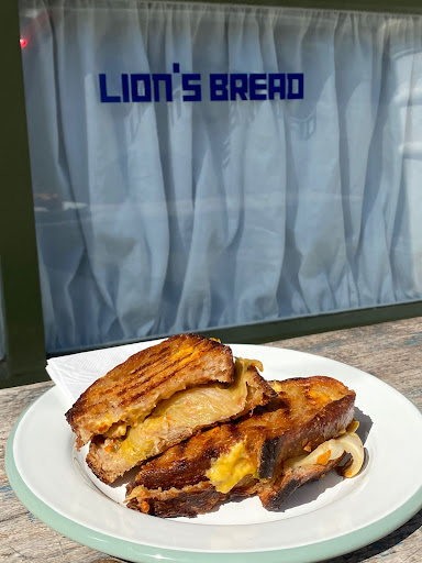 Lion's Bread: appetizing food photo with branding