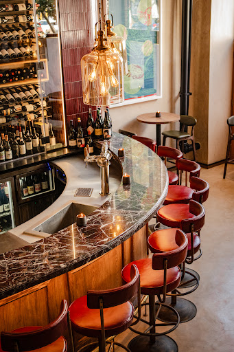 Tannin: high quality, inviting bar interior