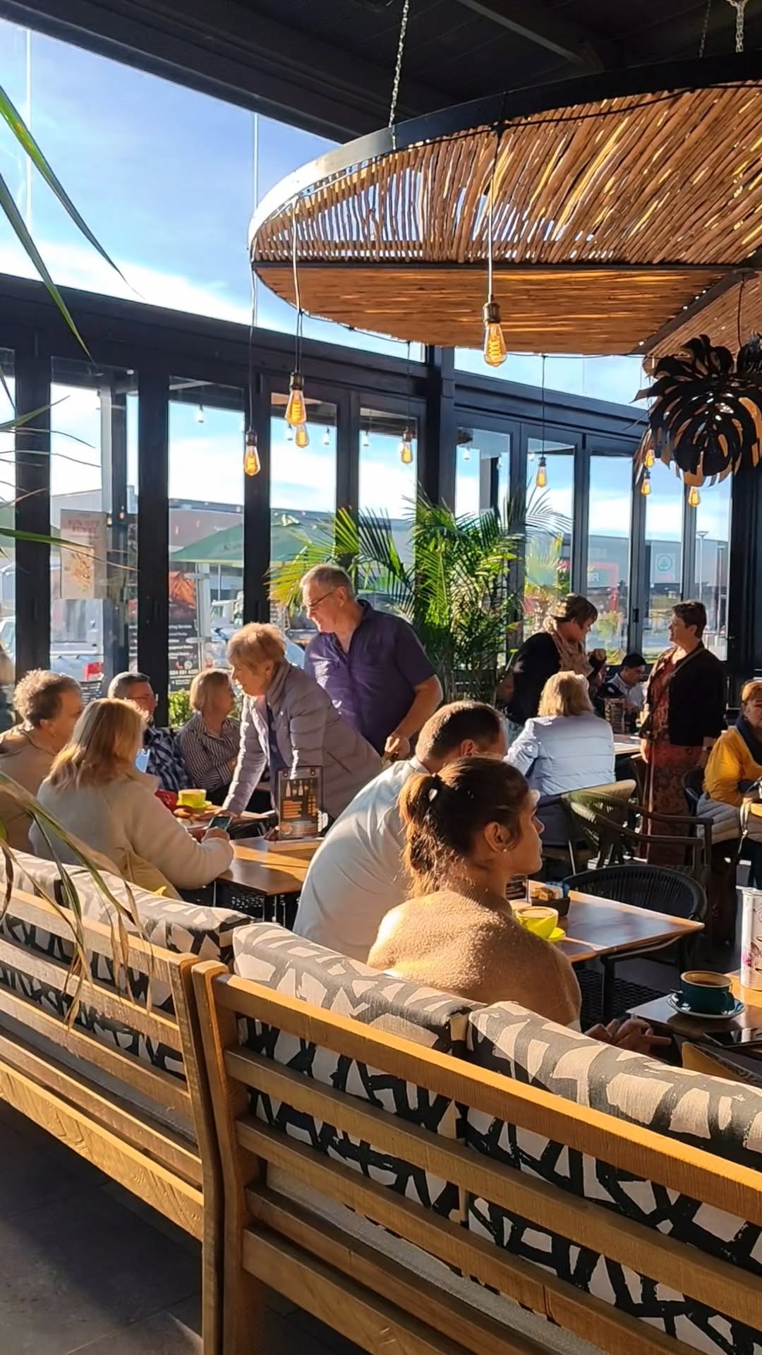 Cula: inviting atmosphere with happy guests
