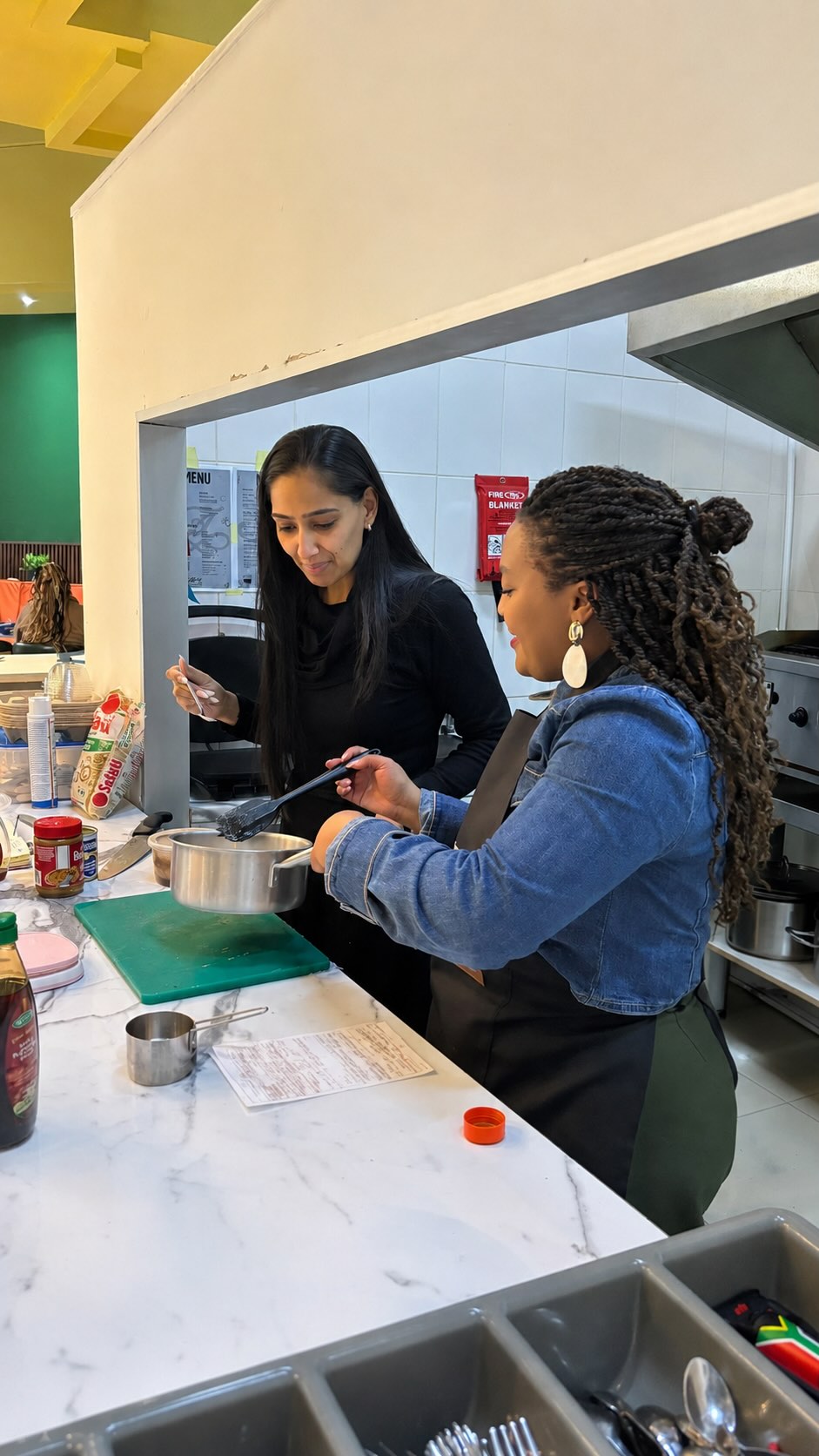 Alostro Coffee Club: professional photo of staff cooking