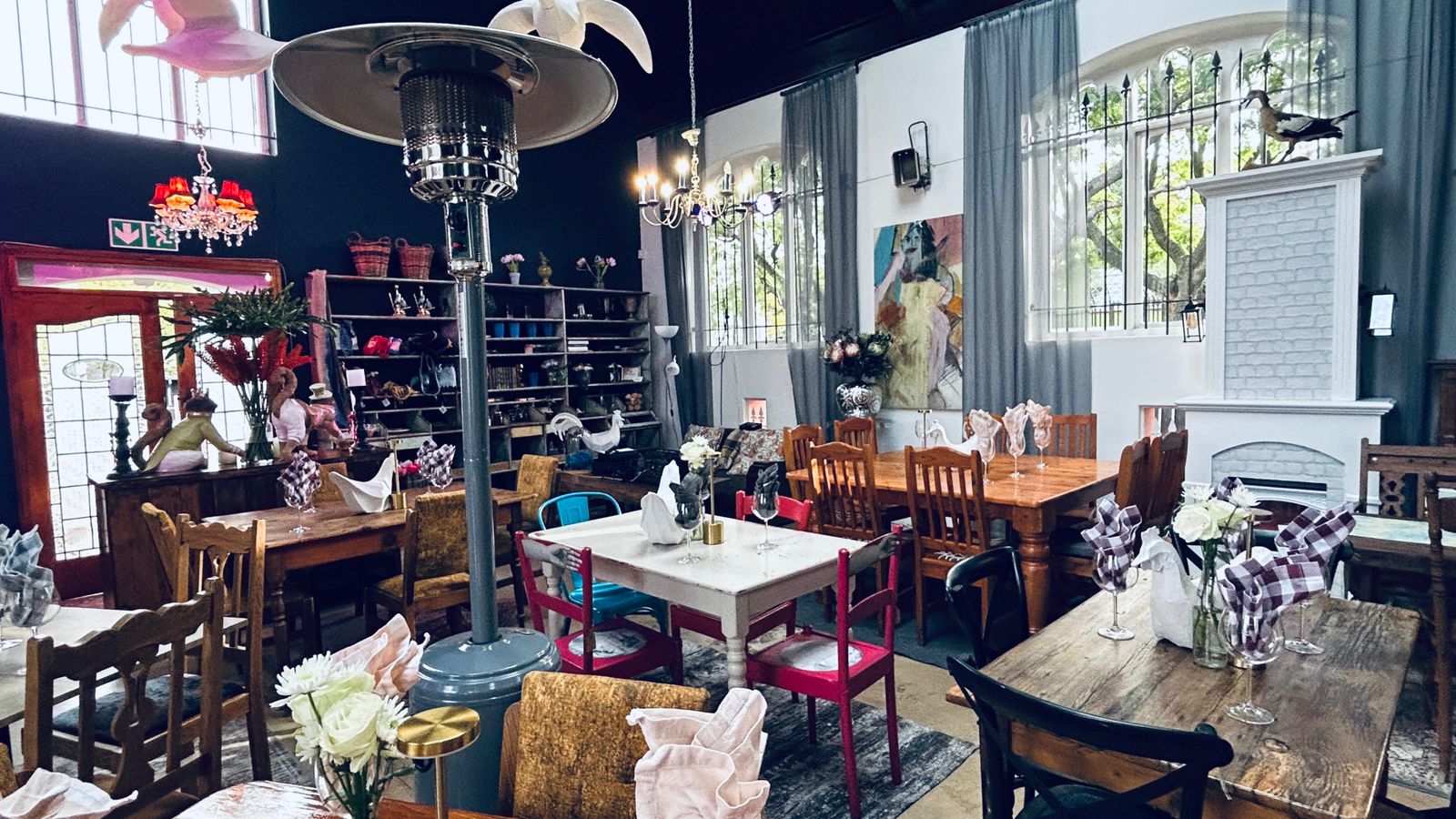 Die Pienk Kerk: inviting and well-composed interior shot
