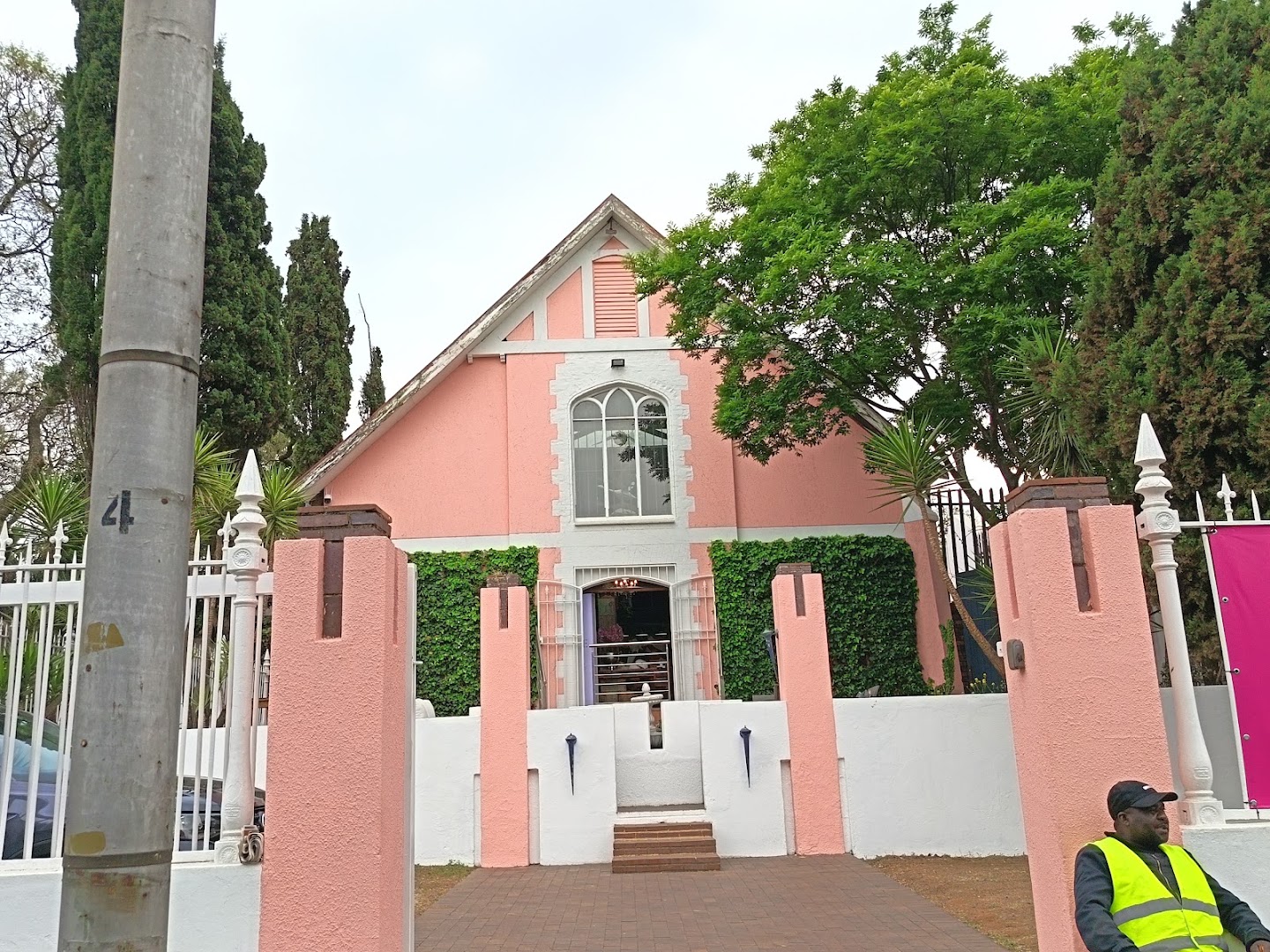 Die Pienk Kerk: clear exterior view of venue